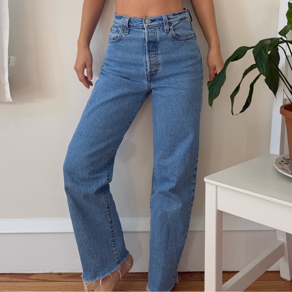 Levis Ribcage Straight Ankle Raw Hem 26 X 27 High Rise Button Fly Medium Wash